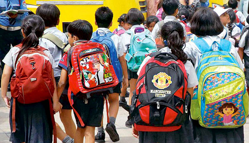स्कूली बच्चों से किताबों का बोझ कम करने पर विचार कर रहा है एमएचआरडी