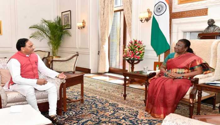 निशंक ने राष्ट्रपति को पुस्तक भेंट की